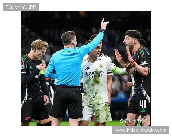 巴萨高位逼抢战术解析，拉菲尼亚前锋线防守贡献突出